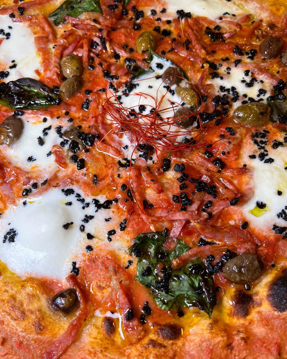 Pizza Diabla con spianata piccante, crumble di olive e taggiasche