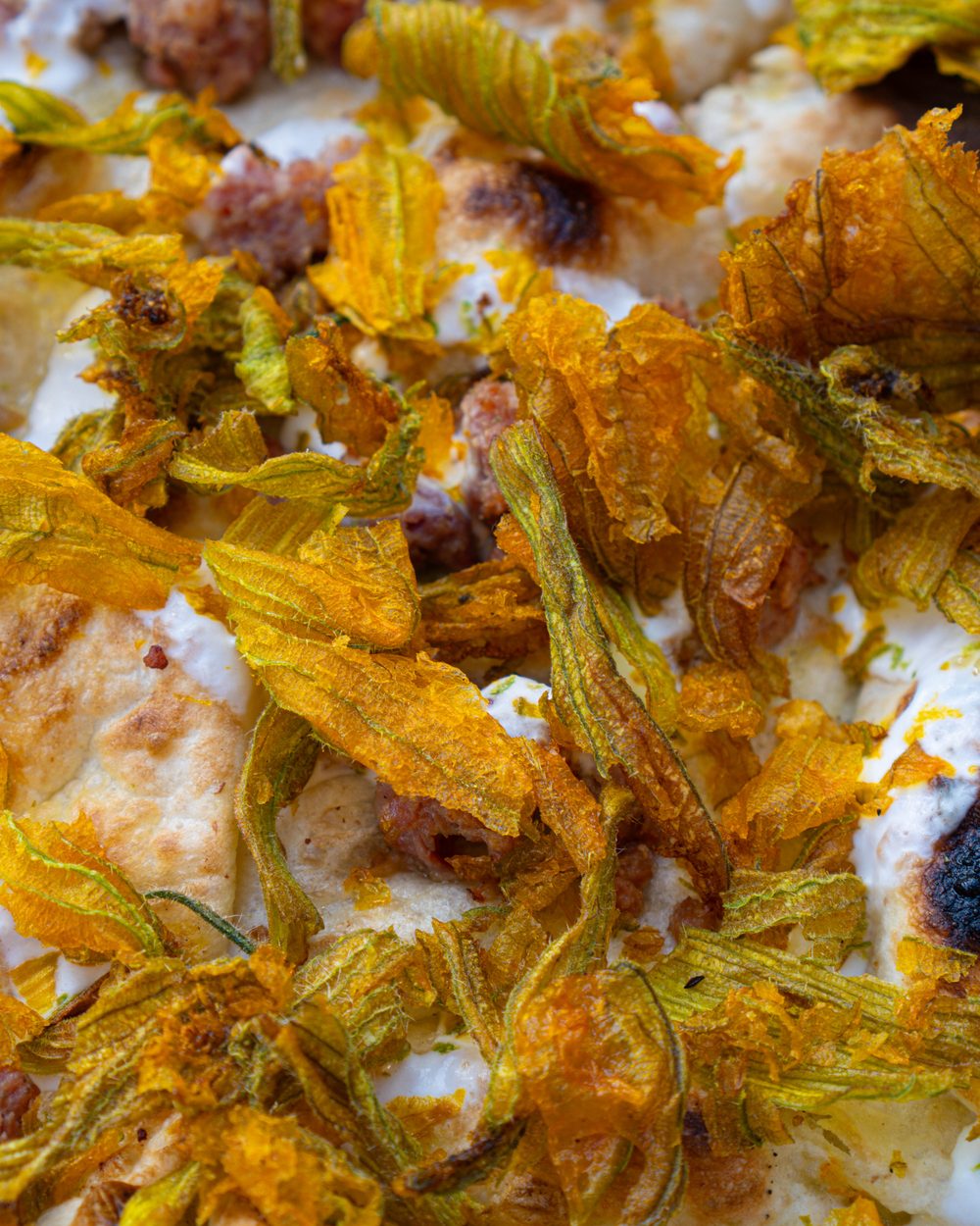 Pizza con fiori di zucca, bufala affumicata e alici