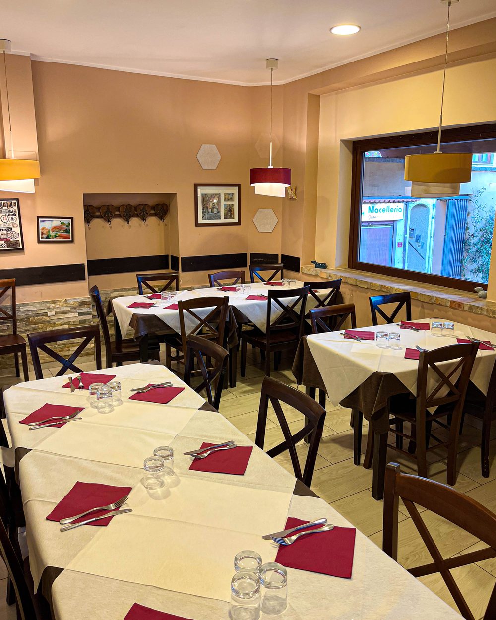 La sala interna della pizzeria apparecchiata