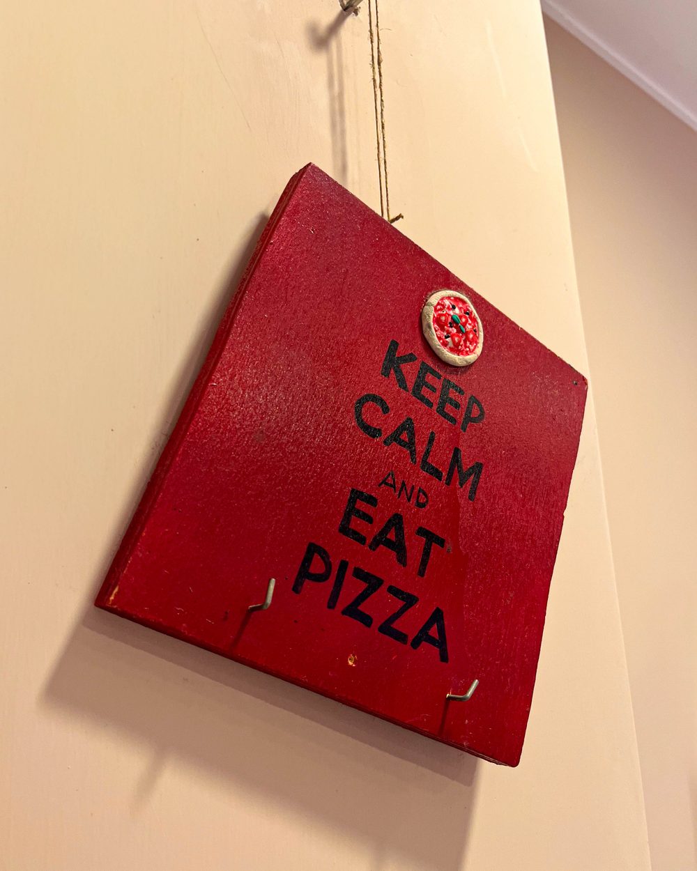 Cartello Keep Calm and Eat Pizza al locale