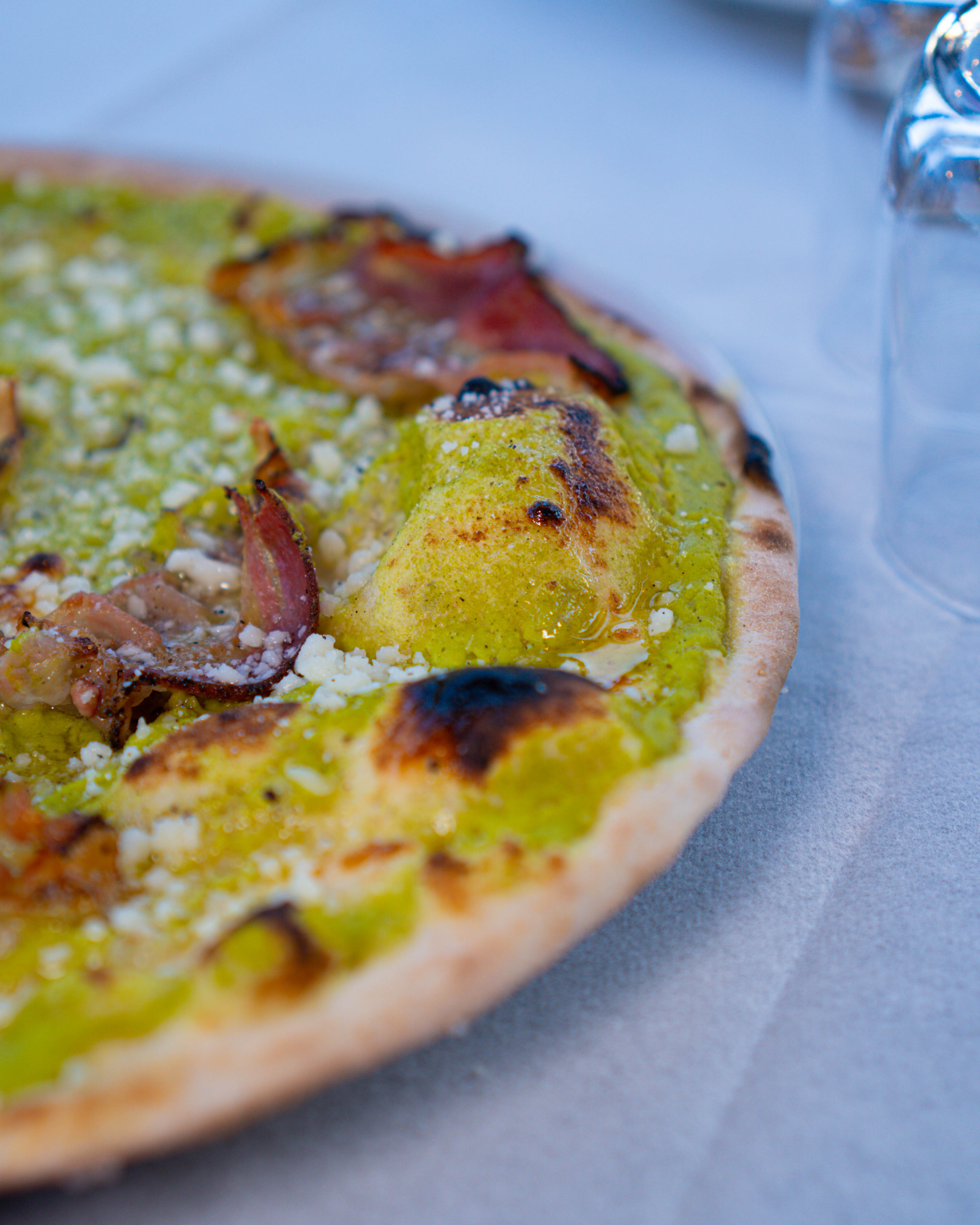 Pizzaiolo al lavoro davanti al forno a legna