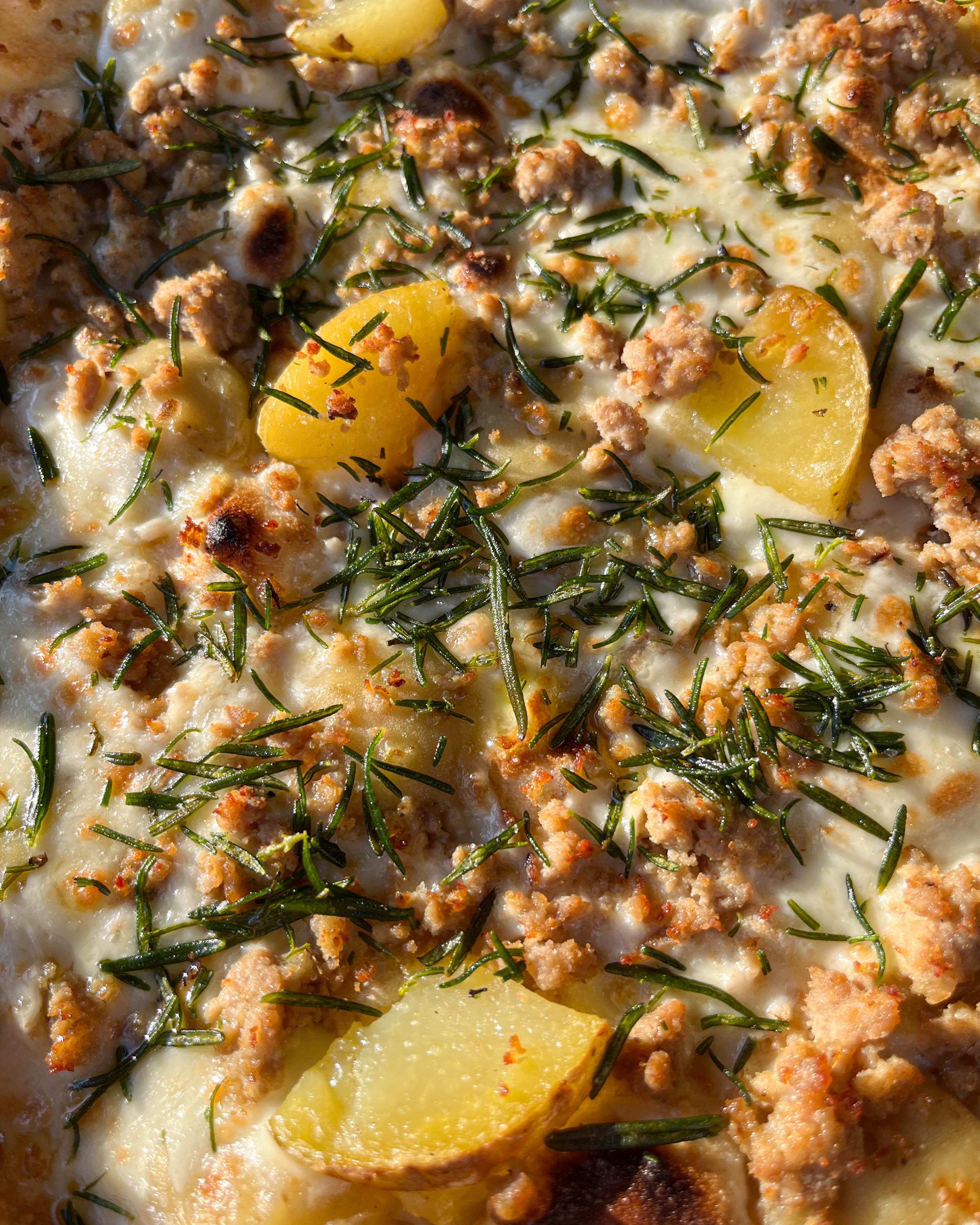 Fetta di pizza con mozzarella filante appena tagliata