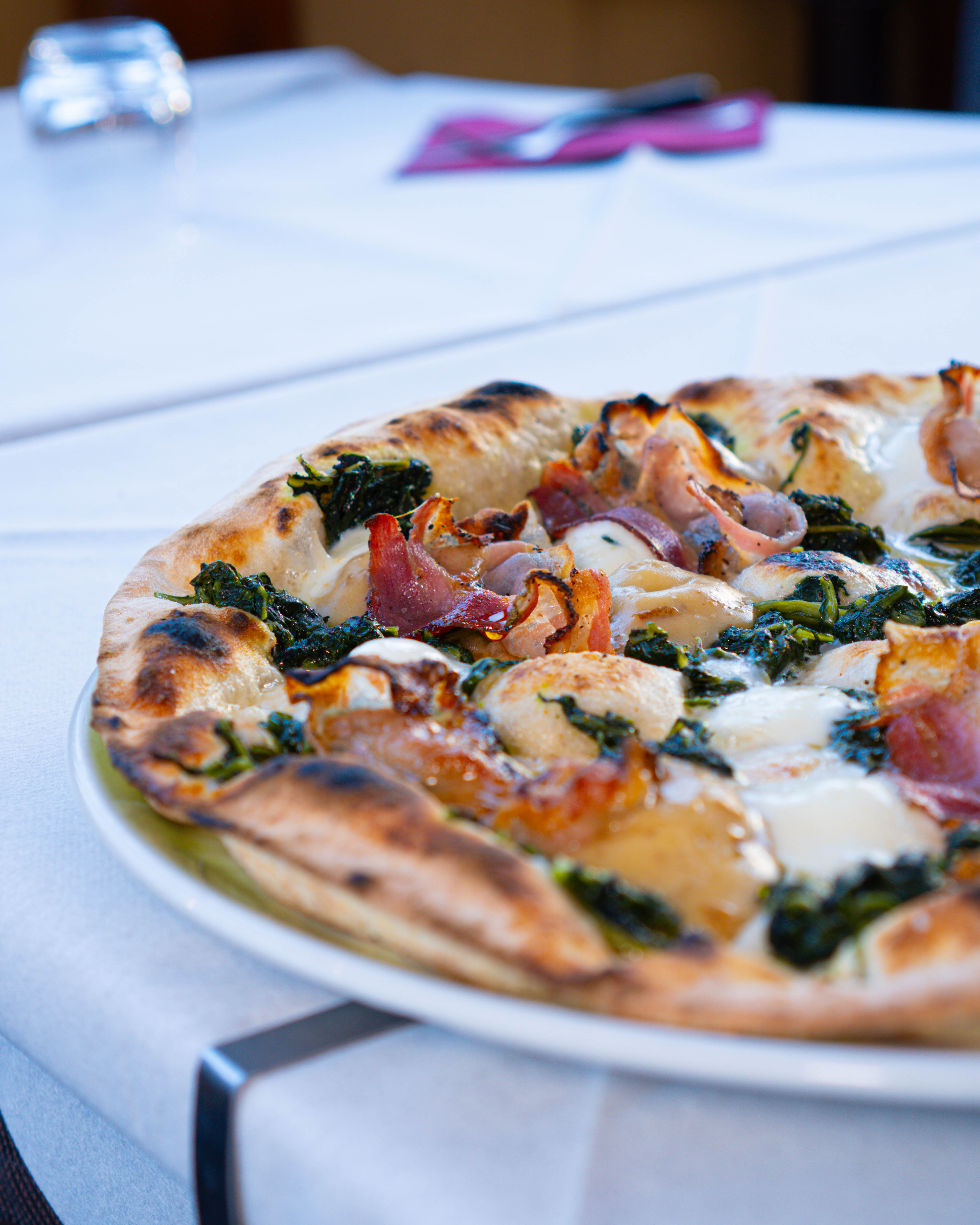 Pizza romana gourmet con bufala DOP e basilico fresco preparata a La Capannina